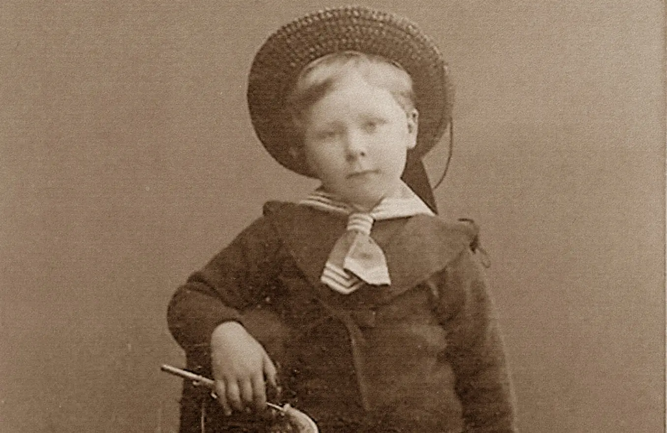 Svartvit bild på en pojke från tidigt 1900-tal.