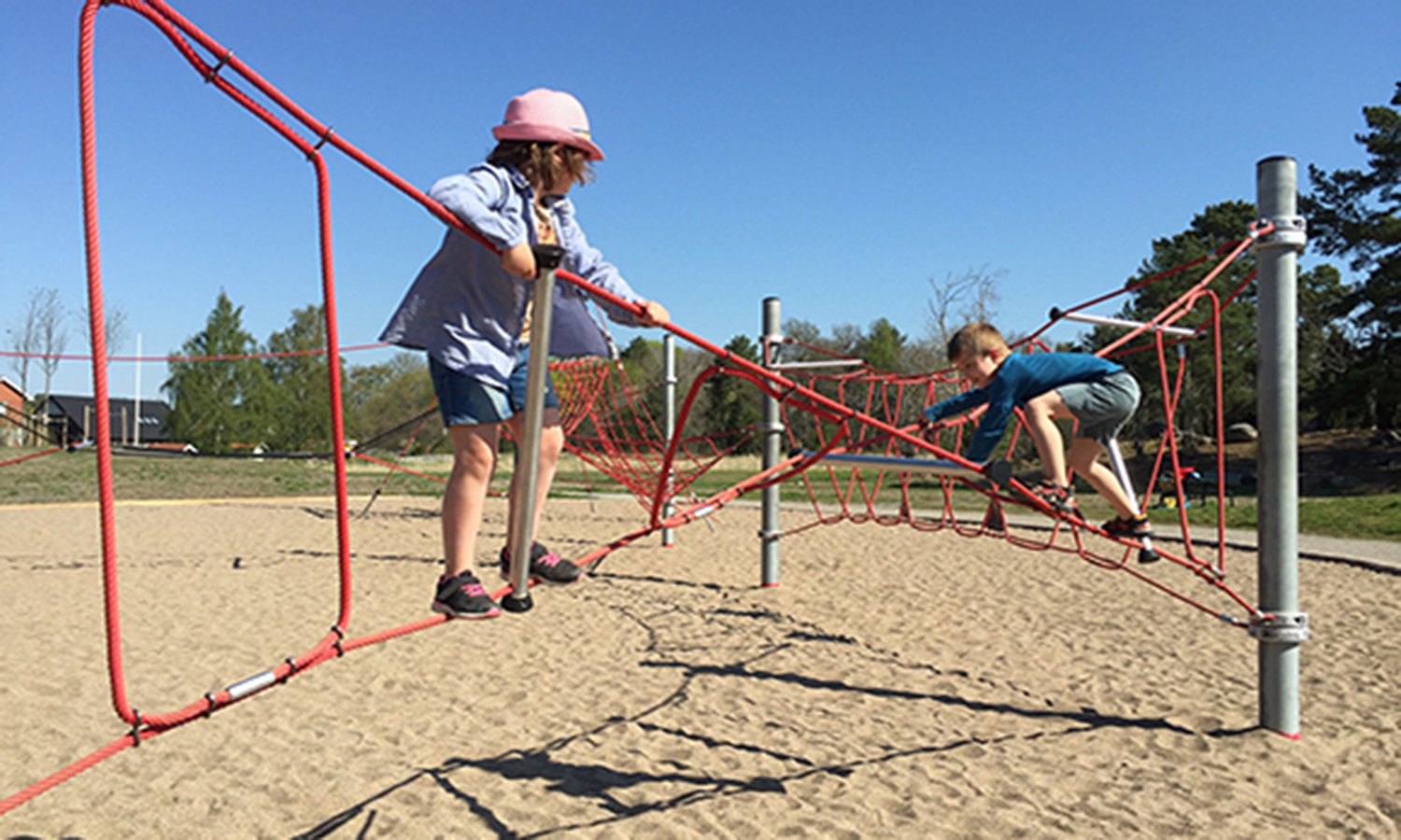 Foto på två barn som leker på Åkersholmes lekplats.